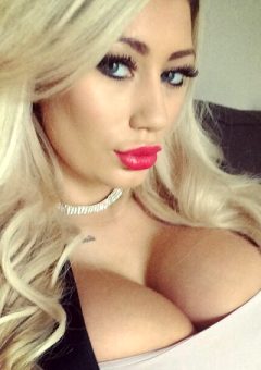 Boobs ‘n’ Buns – Just Sexy Chicks Sophie Dalzell